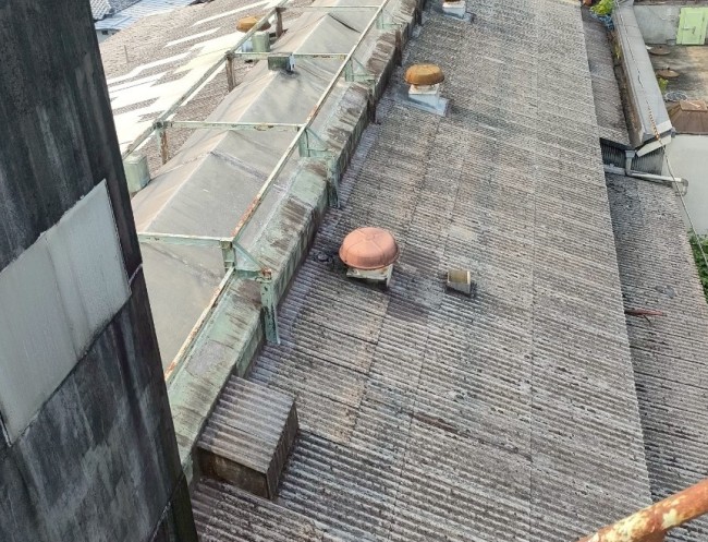 リピーターの工場　波スレート屋根の全景